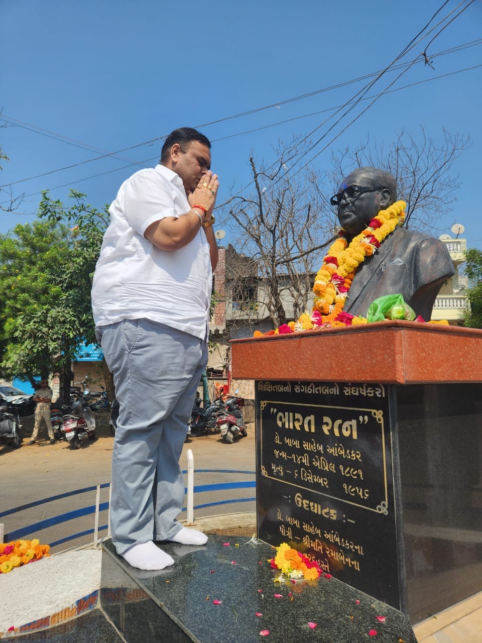 તા.૧૪/૦૪/૨૦૨૪ ના રોજ બાબાસાહેબ આંબેડકરજીની જન્મજયંતિ નિમિત્તે બારડોલી નગર ખાતે ડોકટર બાબા સાહેબ આંબેડકરજીની પ્રતિમાને પુષ્પાંજલિ અર્પણ કરી.